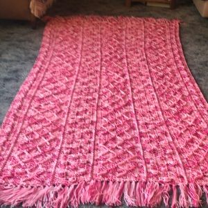🏳️‍⚧️Bubbalicios Fisherman Style Afghan w/Fringe Hand Crocheted Shades of Pinks